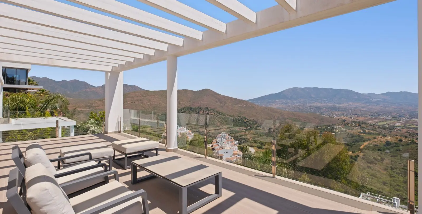 Sale of detached villa in La Mairena 68