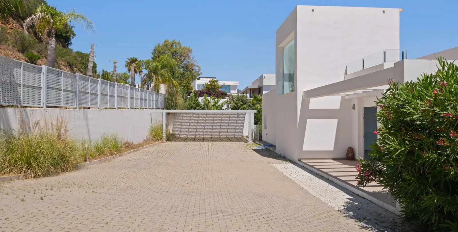 Sale of detached villa in La Mairena 76