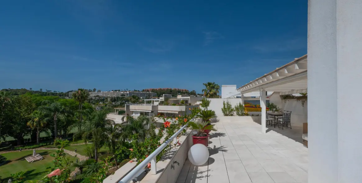 Venta de ático dúplex en Nueva Andalucía 13