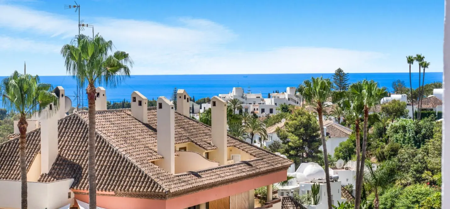 Long-term rent of middle floor apartment in The Golden Mile 2