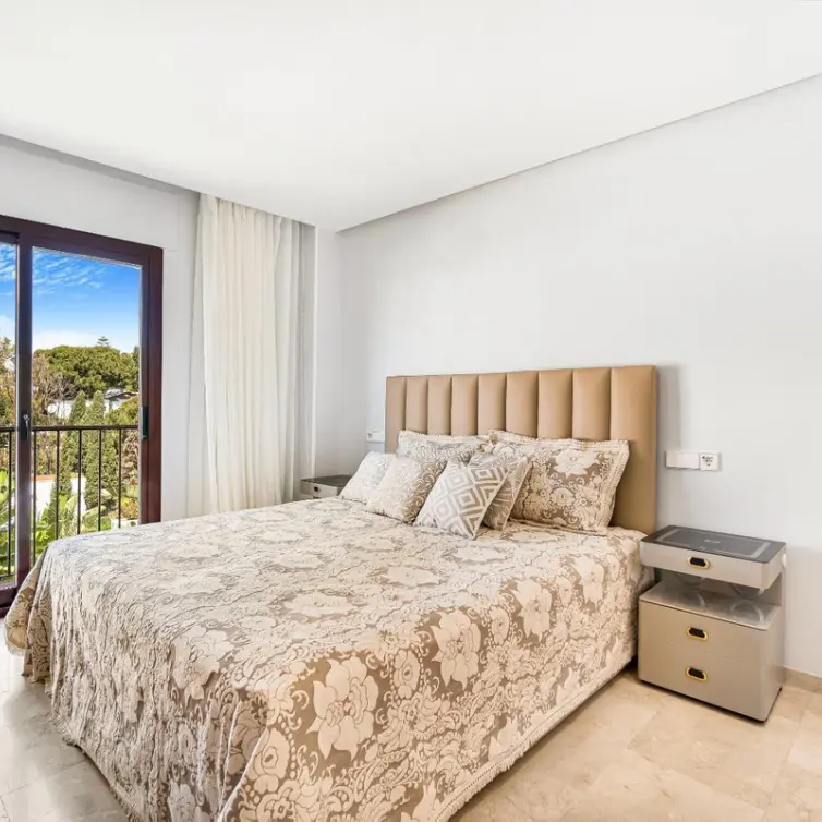 Long-term rent of middle floor apartment in The Golden Mile