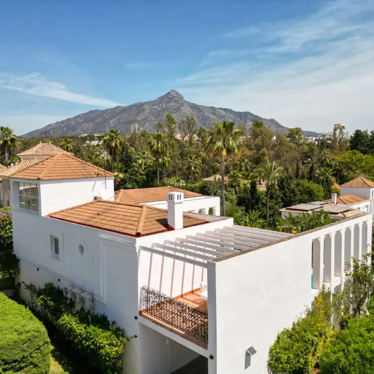 Long-term rent of detached villa in Nueva Andalucía