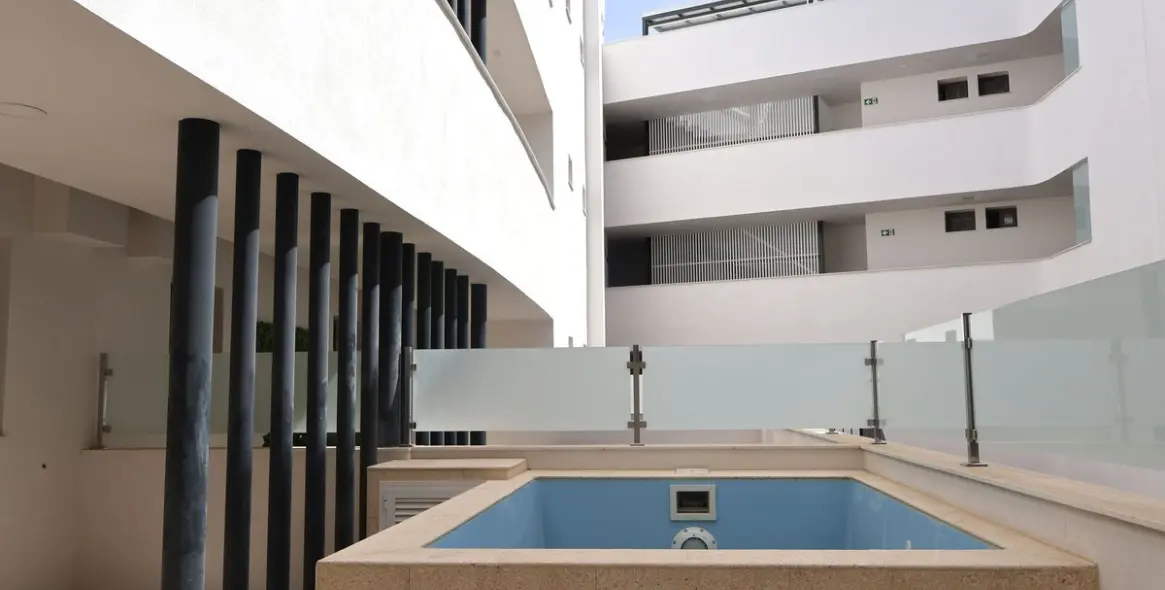 Venta de apartamento en planta baja en Estepona 1