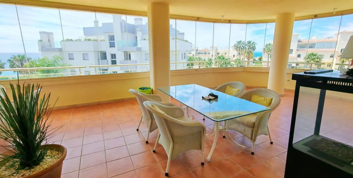Venta de apartamento en planta media en Mijas Costa 12