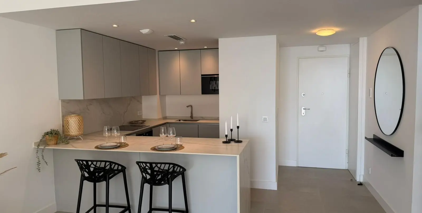 Sale of middle floor apartment in Higueron 9