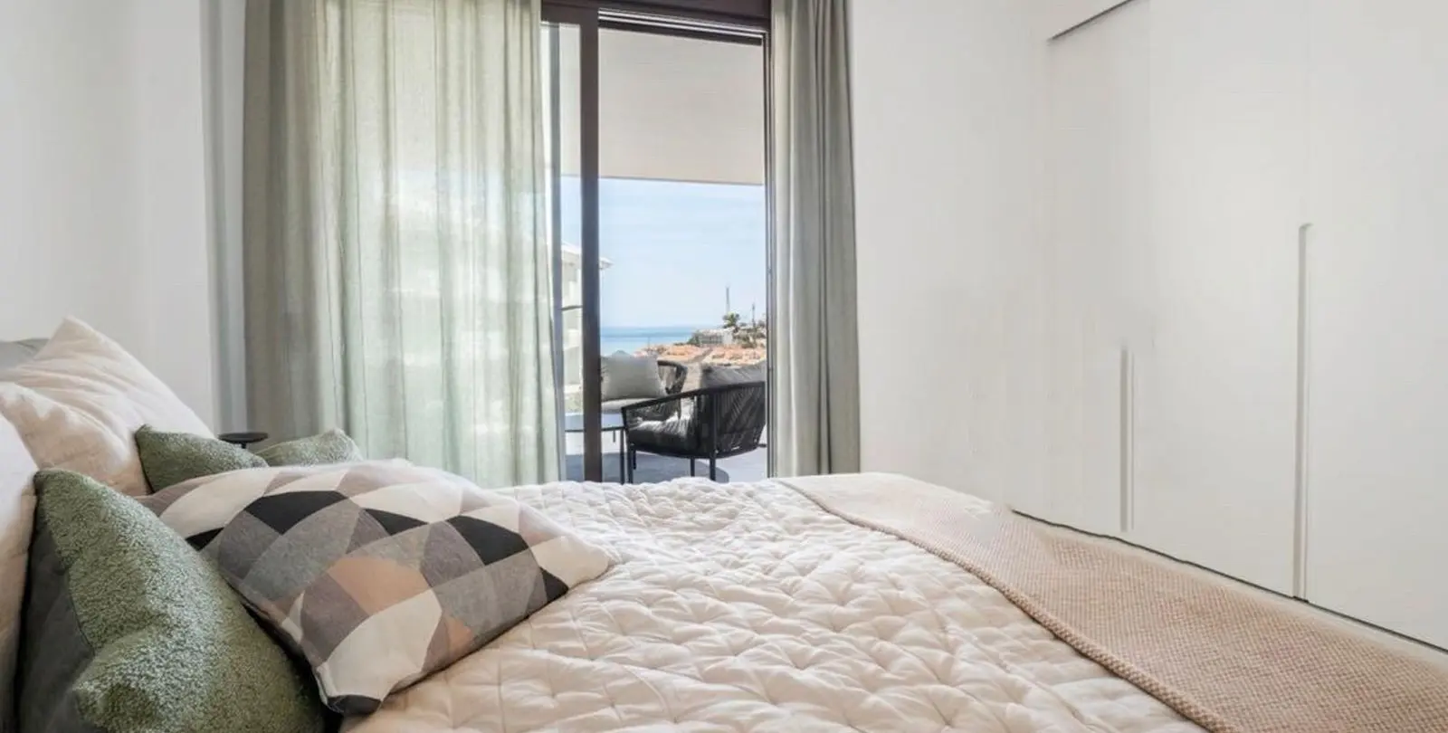 Sale of middle floor apartment in Higueron 16