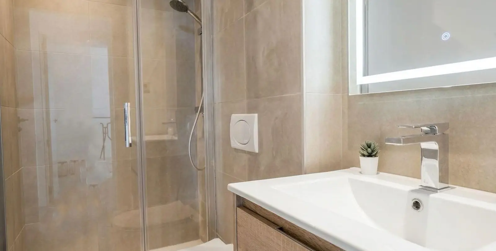 Sale of middle floor apartment in Higueron 21