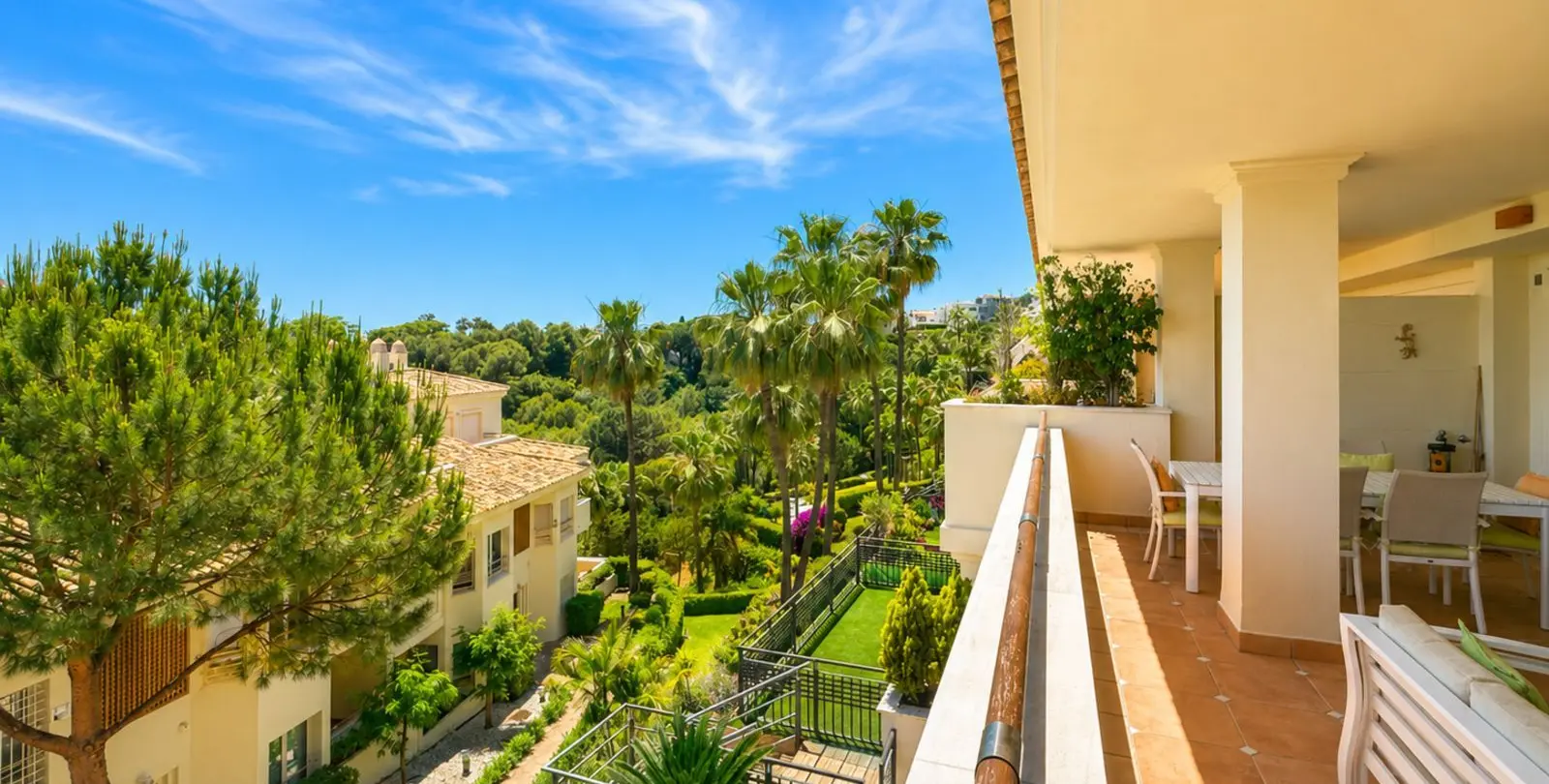 Sale of middle floor apartment in Sierra Blanca 12