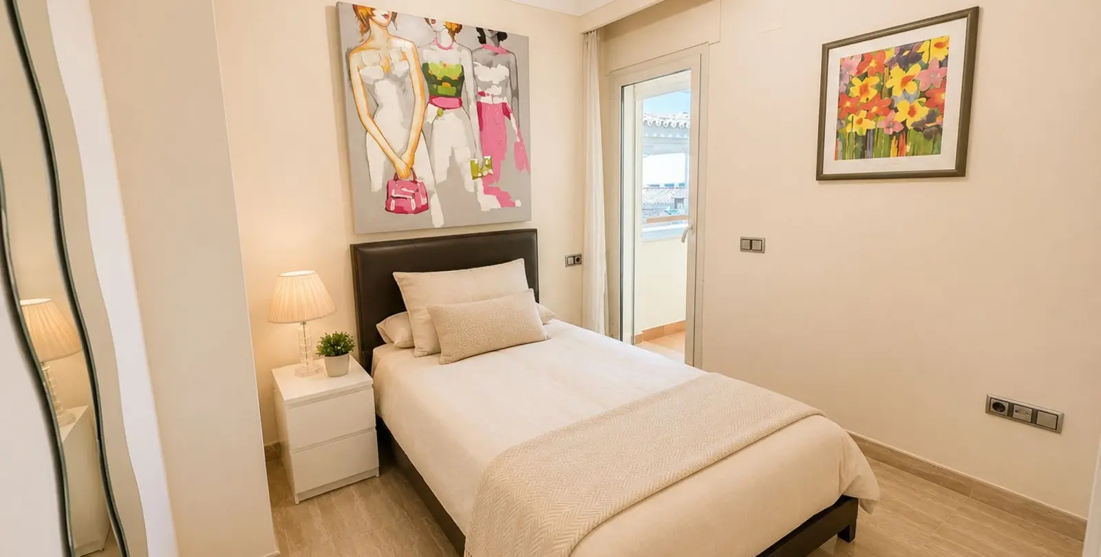 Sale of middle floor apartment in Sierra Blanca 25