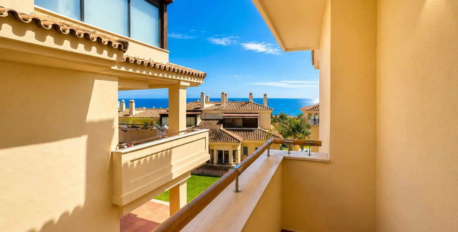 Sale of middle floor apartment in Sierra Blanca 35