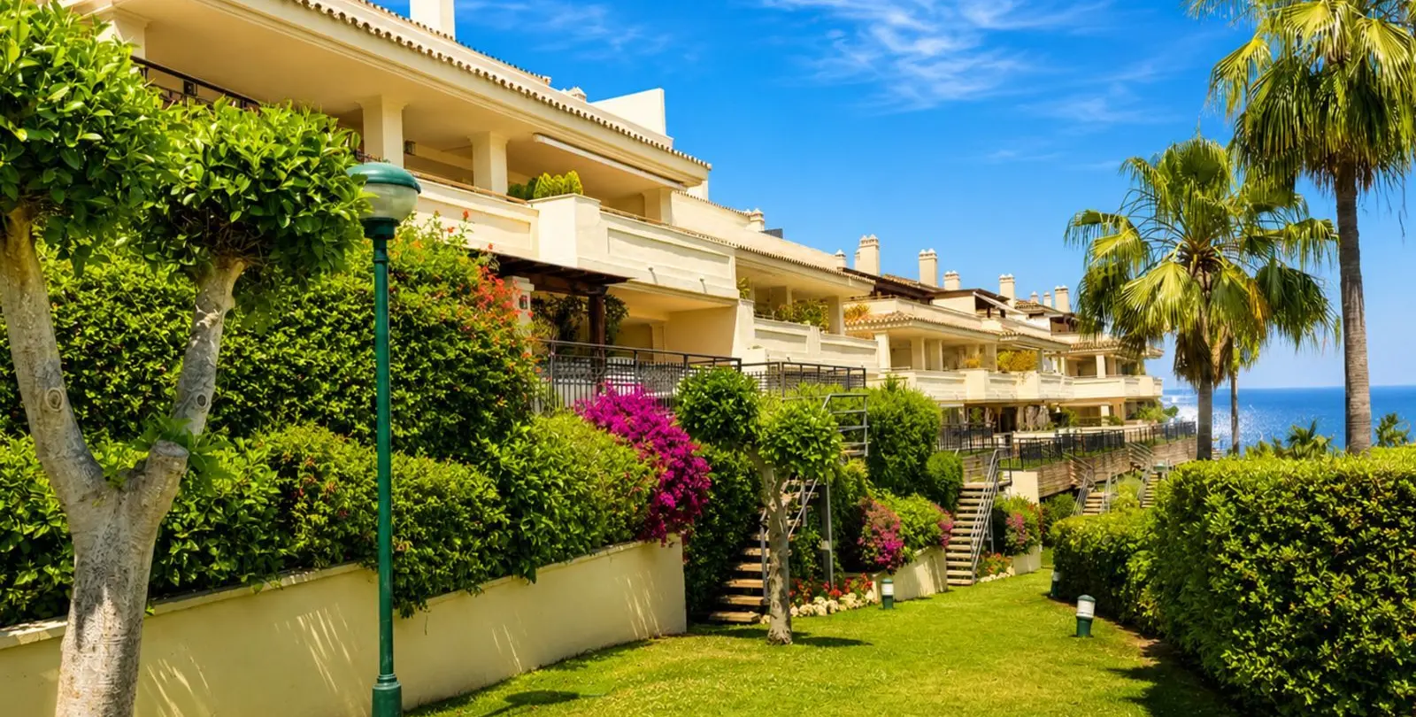 Sale of middle floor apartment in Sierra Blanca 36