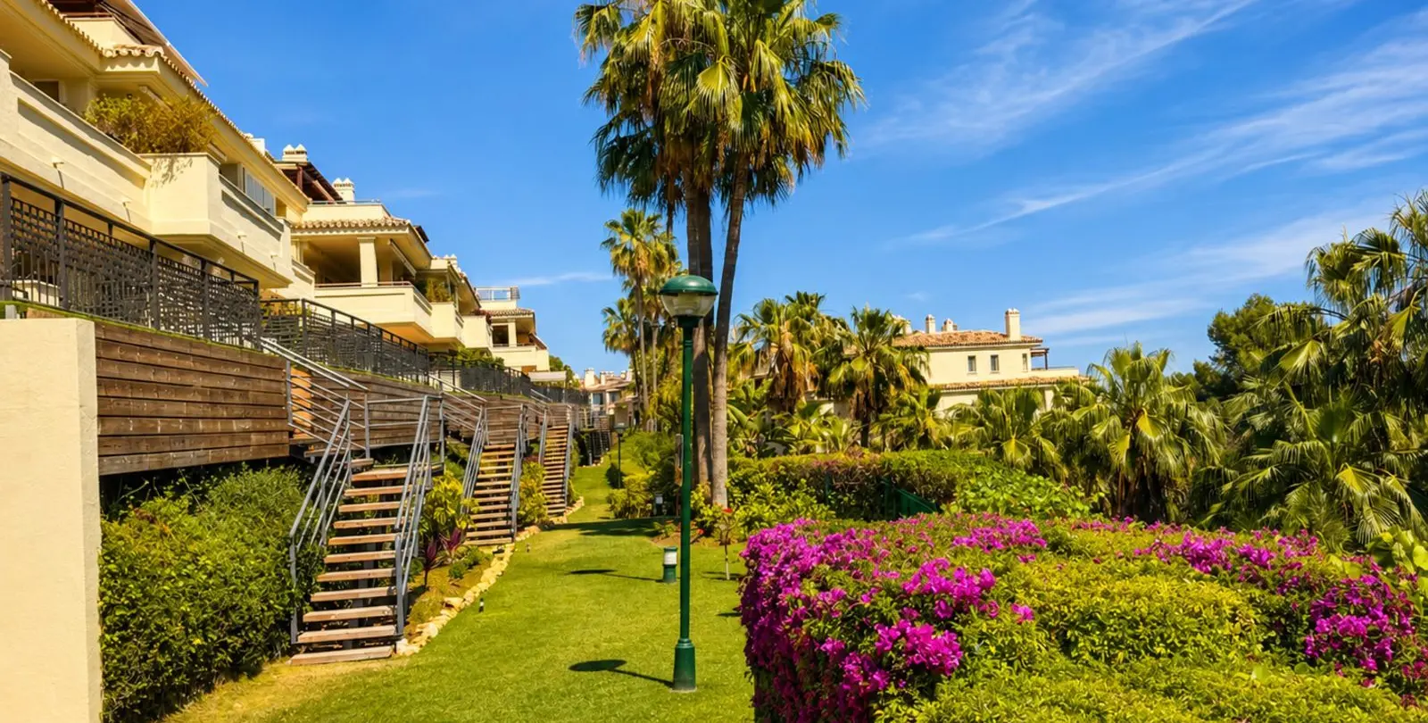 Sale of middle floor apartment in Sierra Blanca 42