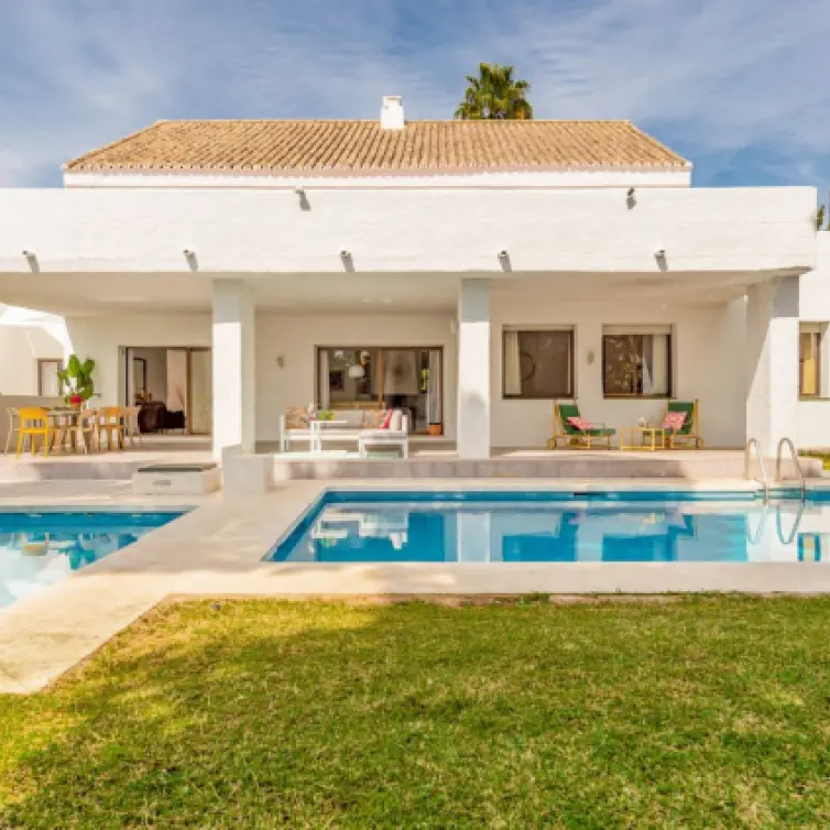 Alquiler a corto plazo de villa independiente en Puerto Banús