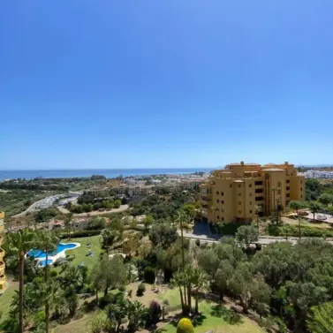 Продажа двухуровневого пентхауса в Estepona