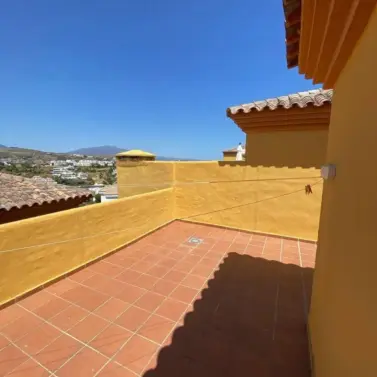 Продажа двухуровневого пентхауса в Estepona