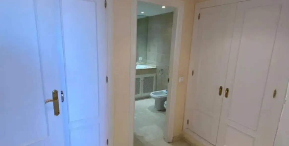 Sale of penthouse duplex in Estepona 28