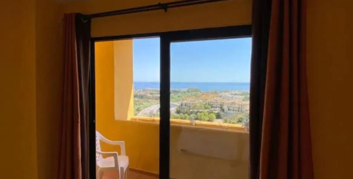 Sale of penthouse duplex in Estepona 30