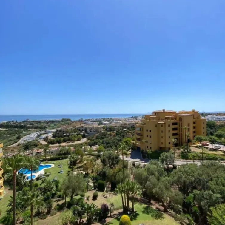 Продажа двухуровневого пентхауса в Estepona