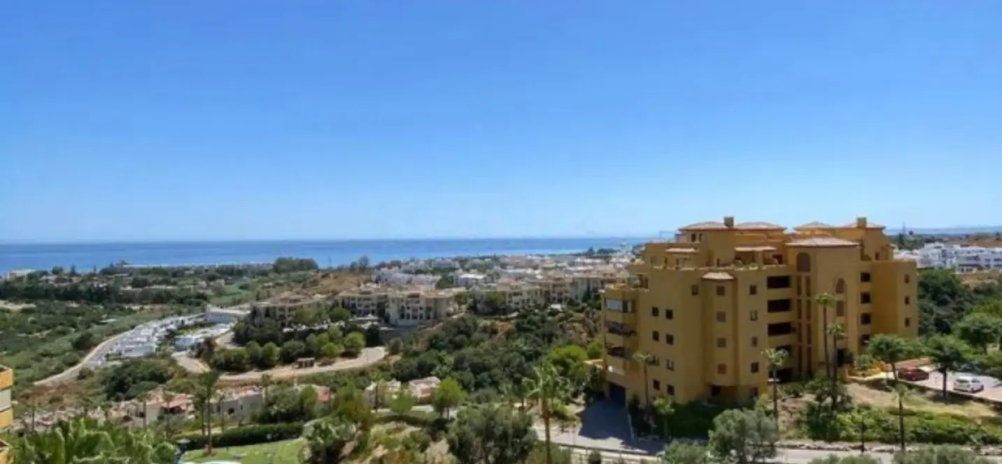 Продажа двухуровневого пентхауса в Estepona 0