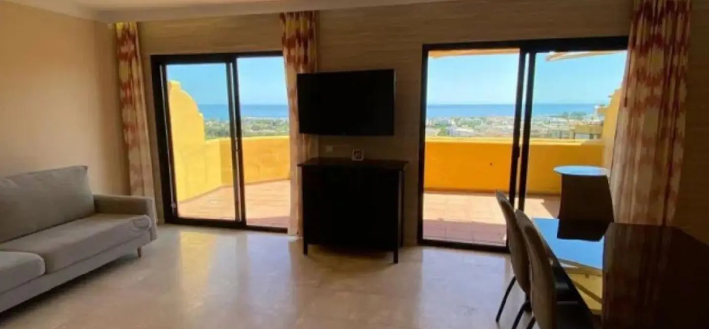 Продажа двухуровневого пентхауса в Estepona 1