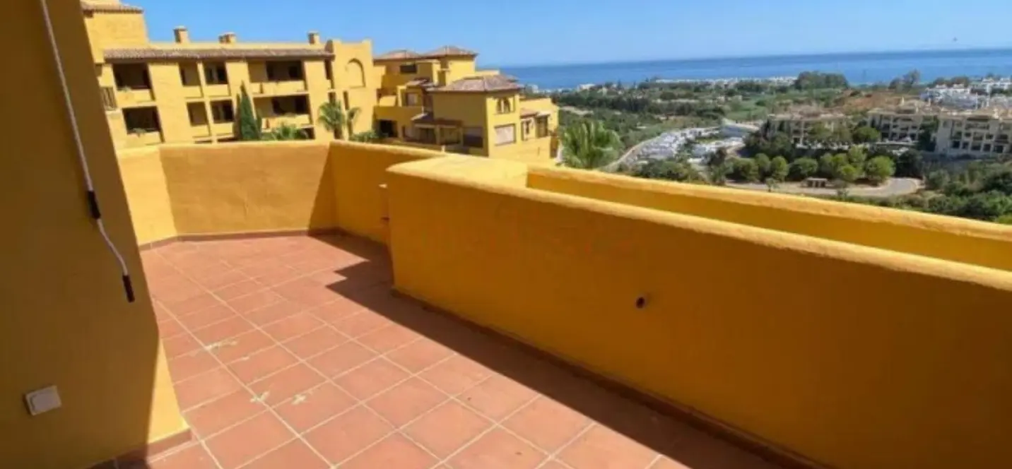 Продажа двухуровневого пентхауса в Estepona 2