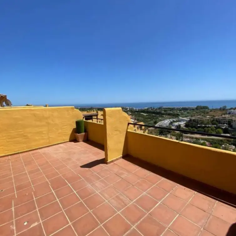 Продажа двухуровневого пентхауса в Estepona