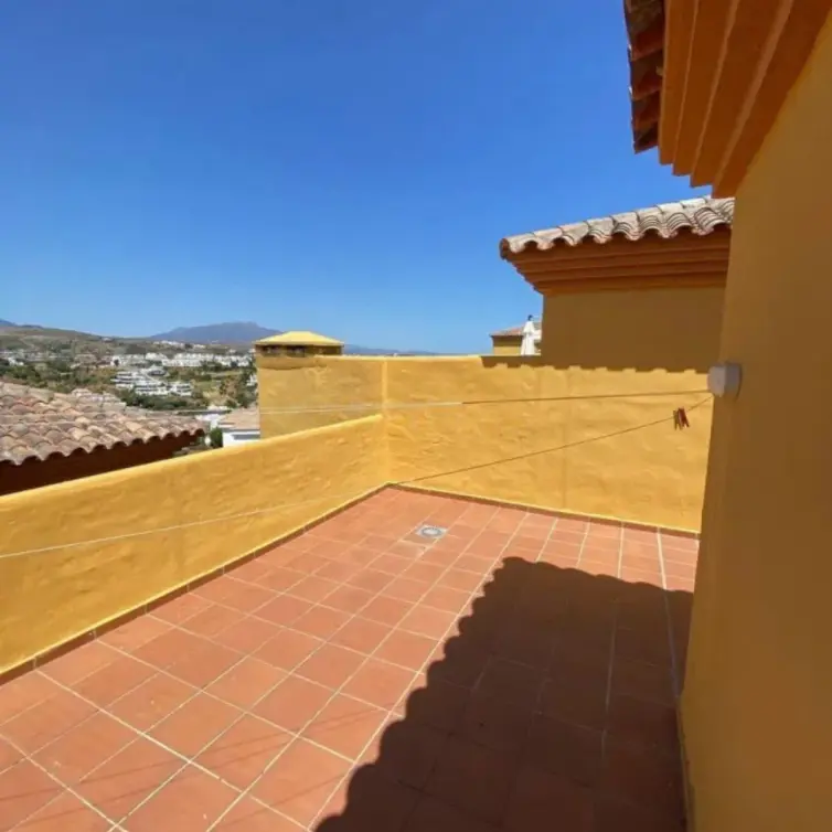 Продажа двухуровневого пентхауса в Estepona