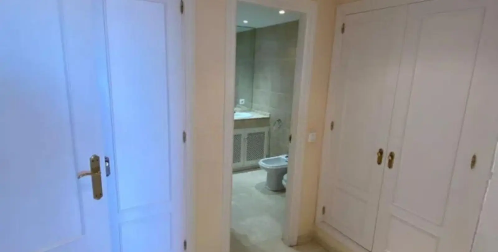 Sale of penthouse duplex in Estepona 28