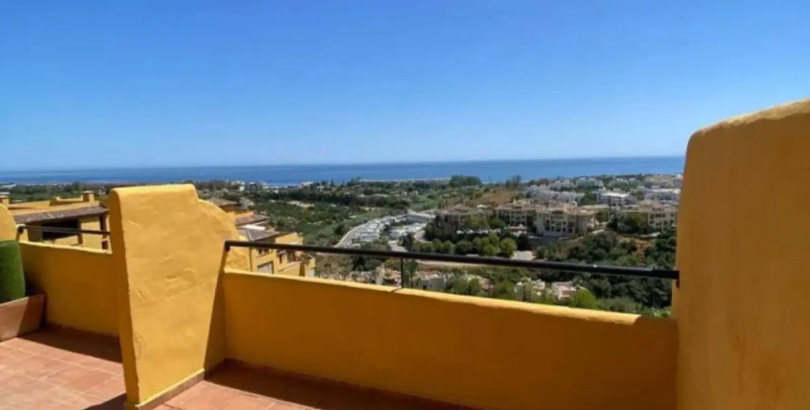 Sale of penthouse duplex in Estepona 31