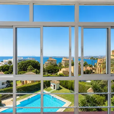 Sale of middle floor apartment in Estepona