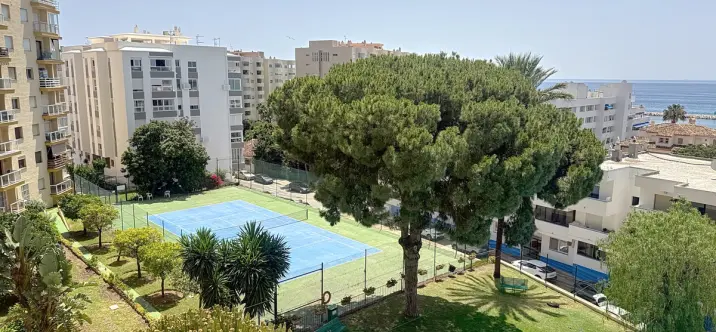 Sale of middle floor apartment in Estepona 1