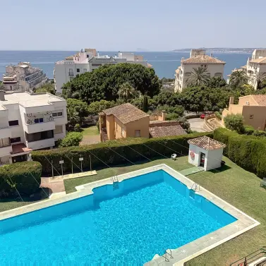 Sale of middle floor apartment in Estepona