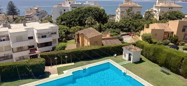 Sale of middle floor apartment in Estepona 2