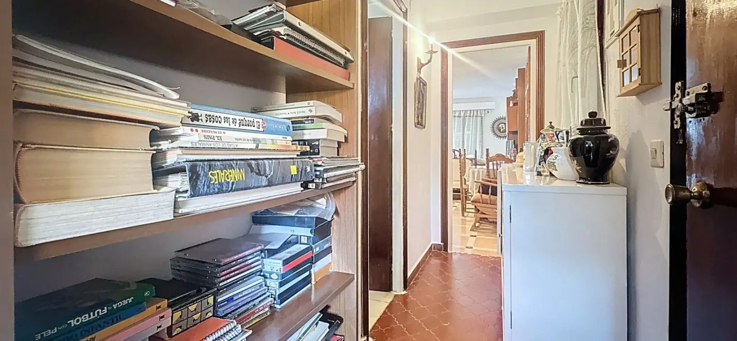 Sale of middle floor apartment in Estepona 3