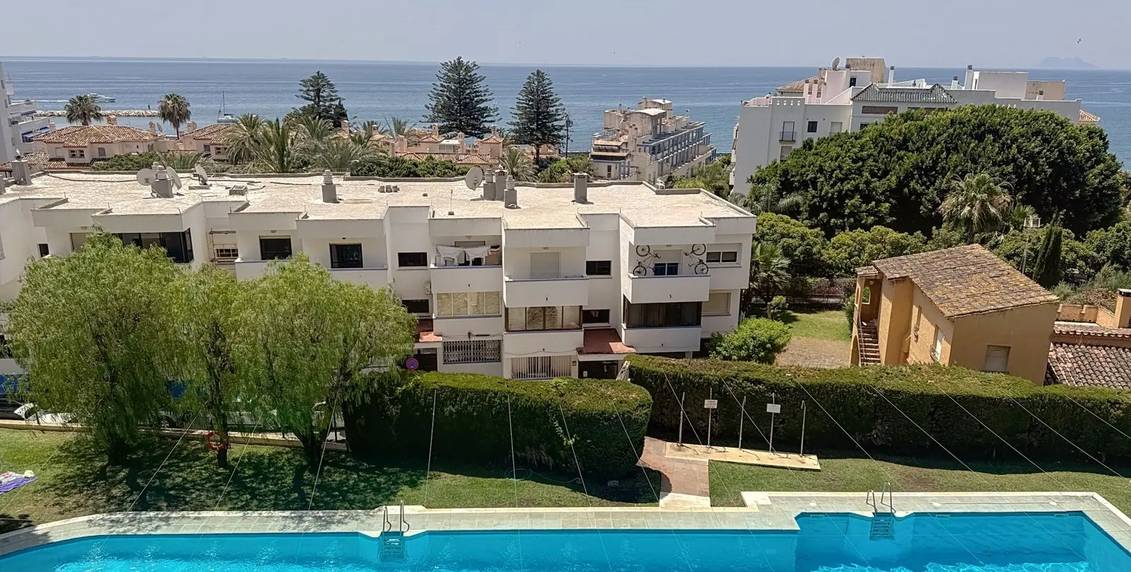 Продажа апартаментов на среднем этаже в Estepona 23