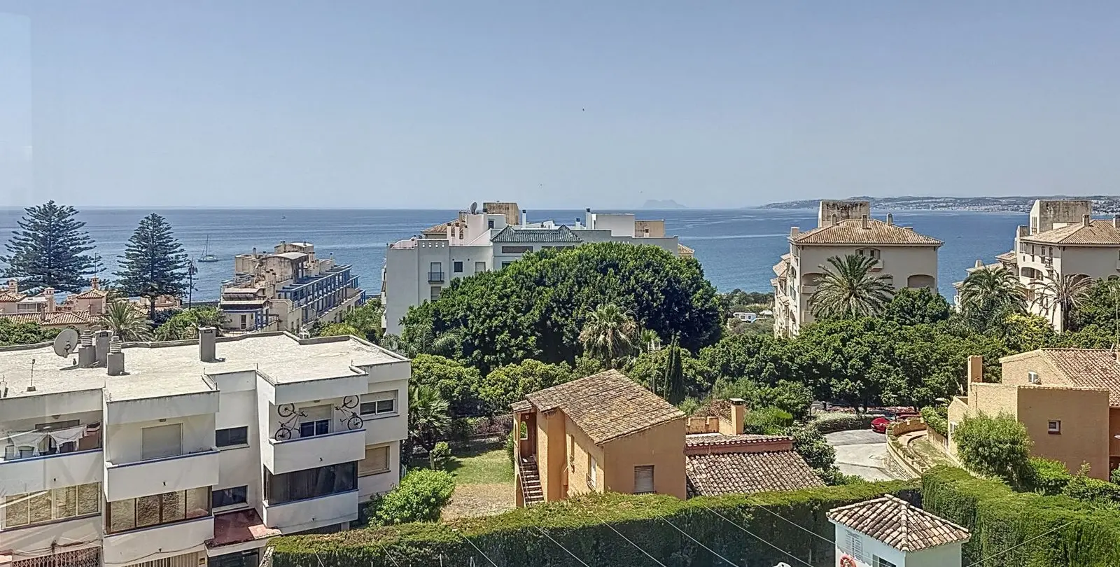 Продажа апартаментов на среднем этаже в Estepona 24