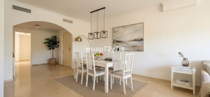 Sale of middle floor apartment in Elviria 2