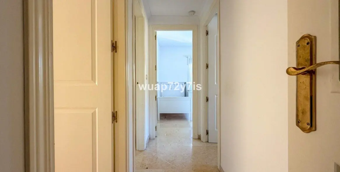 Sale of middle floor apartment in Elviria 9