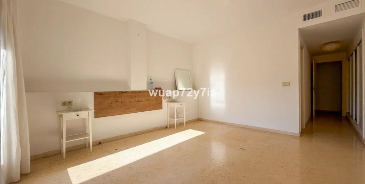 Sale of middle floor apartment in Elviria 10