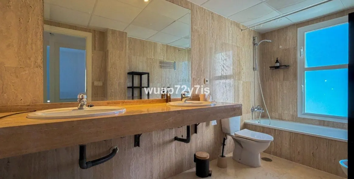 Sale of middle floor apartment in Elviria 18