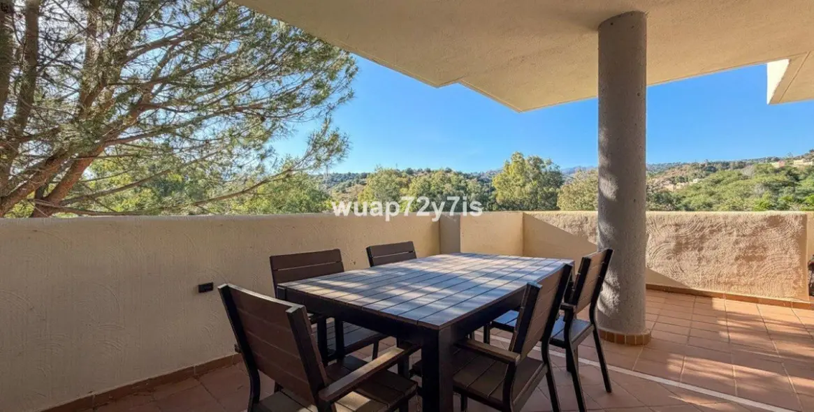 Sale of middle floor apartment in Elviria 21