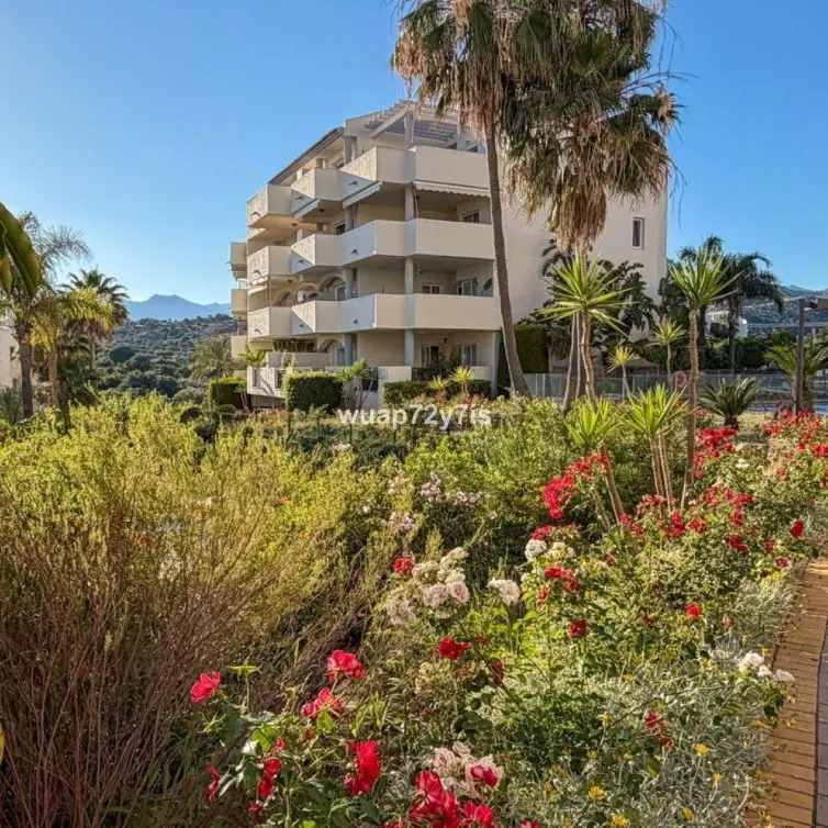 Продажа апартаментов на среднем этаже в Elviria