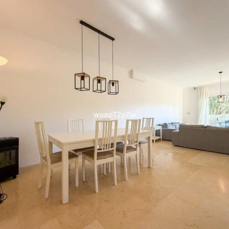 Продажа апартаментов на среднем этаже в Elviria