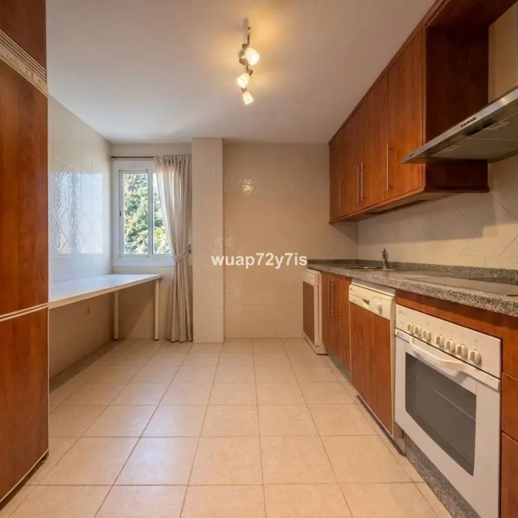 Продажа апартаментов на среднем этаже в Elviria
