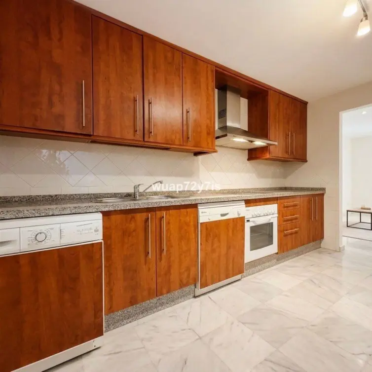 Продажа апартаментов на среднем этаже в Elviria