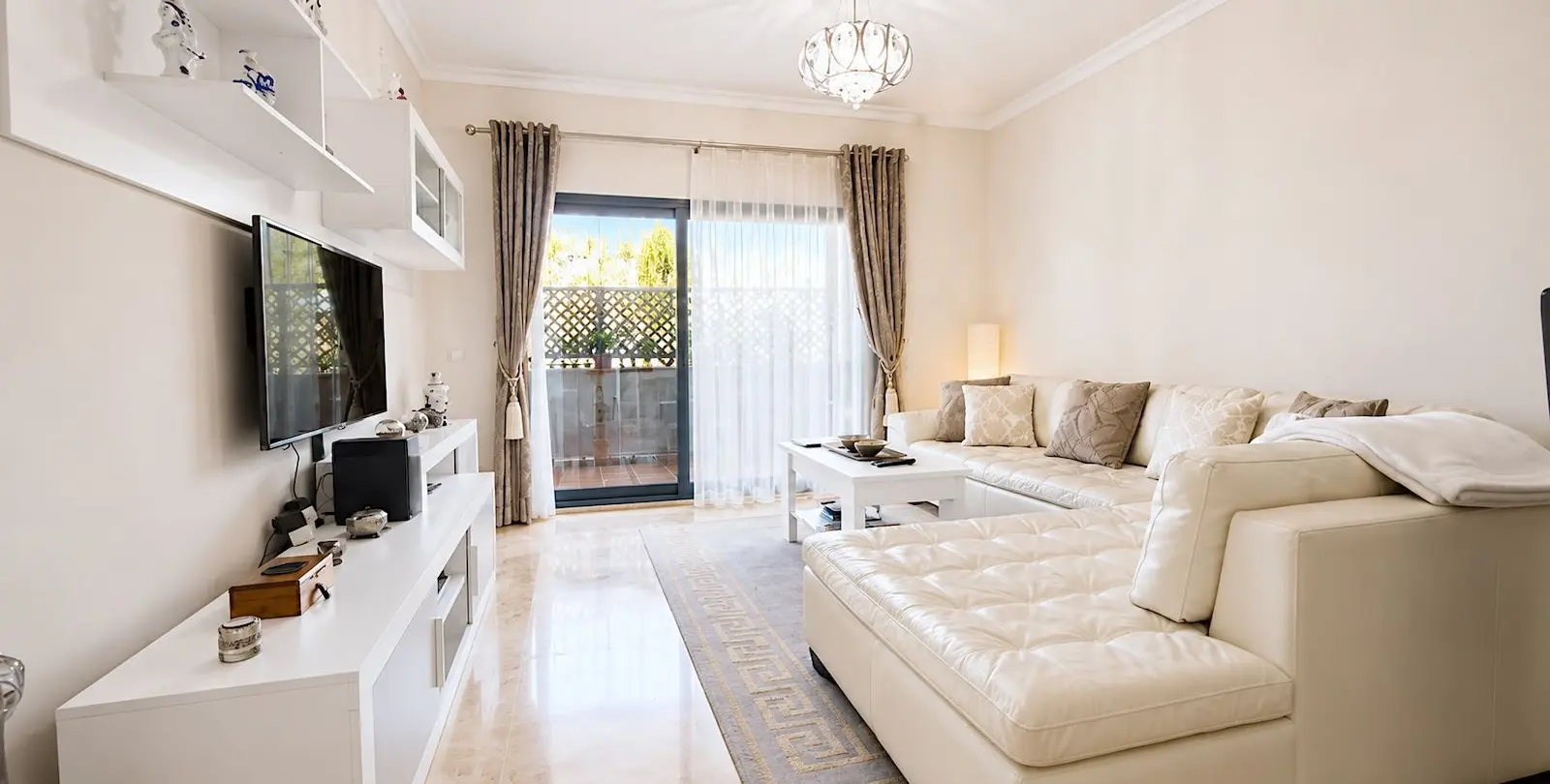 Sale of ground floor apartment in San Pedro de Alcántara 10
