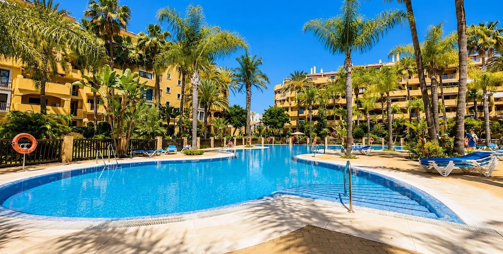 Sale of ground floor apartment in San Pedro de Alcántara 19