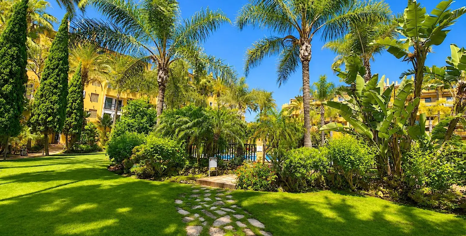 Sale of ground floor apartment in San Pedro de Alcántara 20