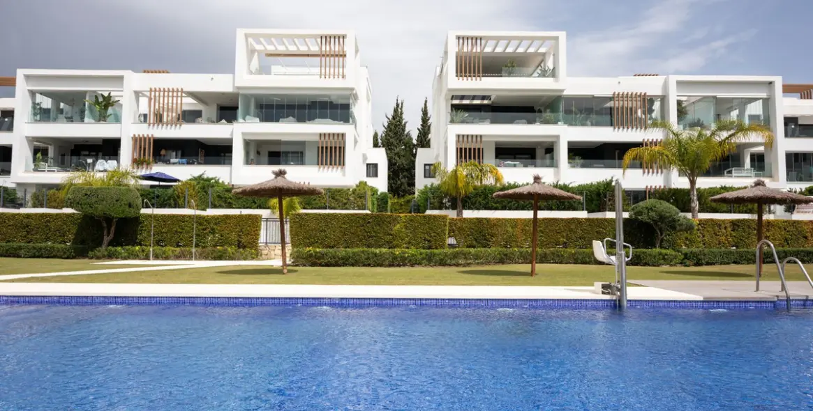 Sale of middle floor apartment in Estepona 1