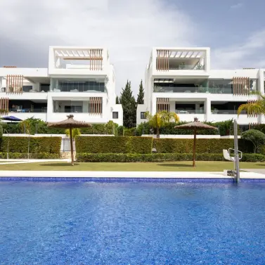 Sale of middle floor apartment in Estepona